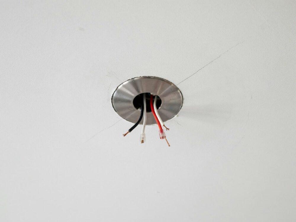 cztery kable elektryczne w suficie