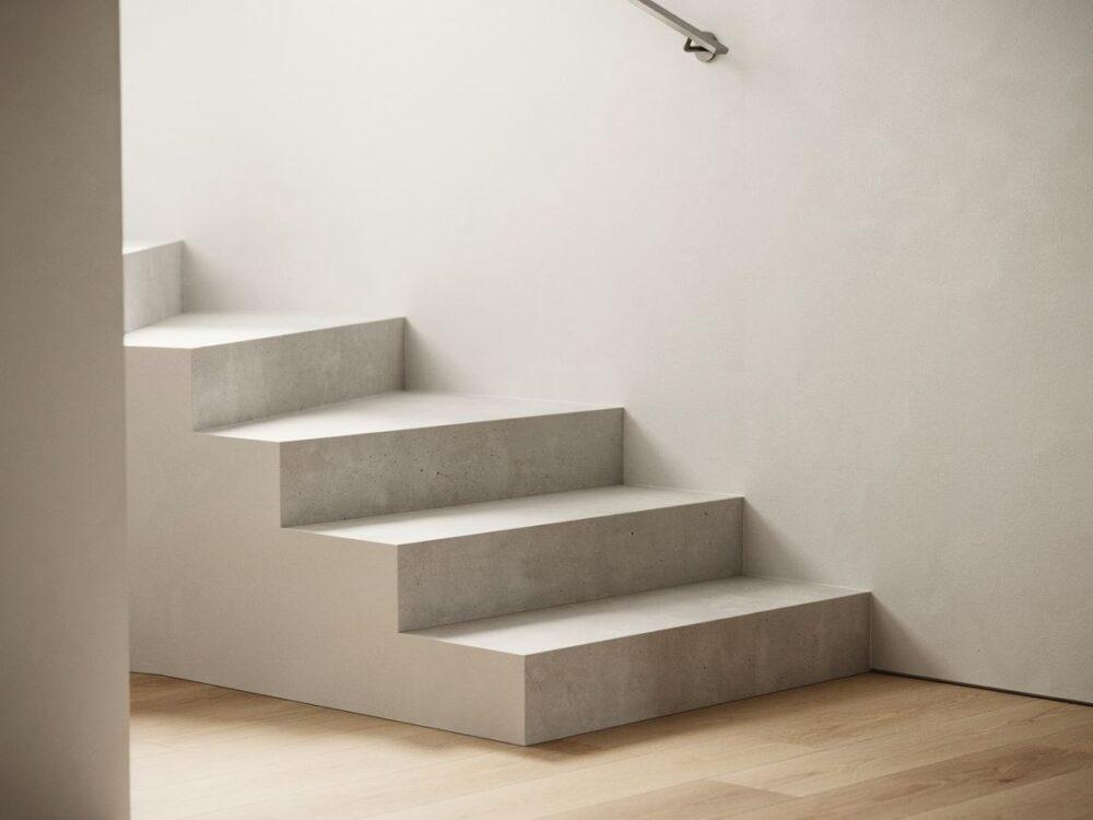 malowanie balustrady przy schodach betonowych