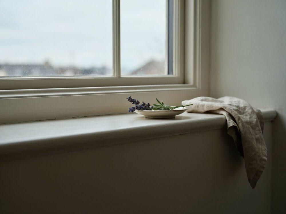 minimalistyczny parapet wewnętrzny